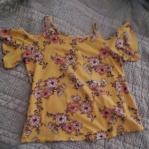 💕AUW | Cold Shoulder Floral top💕 - Picture 4 of 4